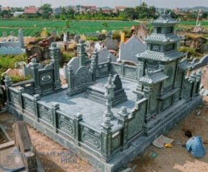 Khuôn viên lăng mộ đá xanh rêu đẹp