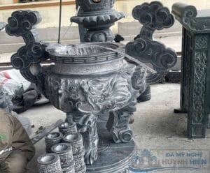 Lư hương đá đặt trước nhà thờ họ đẹp