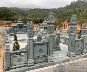 Khuôn viên lăng mộ đá nguyên khối cao cấp