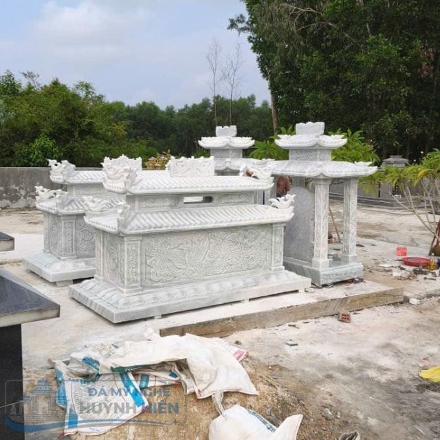 Mộ đá nguyên khối kích thước cân đối và chắc chắn